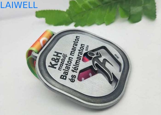 Hohler CNC-Marathon trägt Metallmedaille Retro- Debossing zur Schau