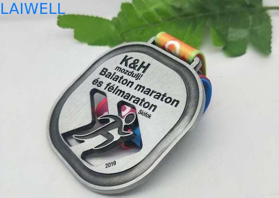 Hohler CNC-Marathon trägt Metallmedaille Retro- Debossing zur Schau