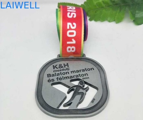 Hohler CNC-Marathon trägt Metallmedaille Retro- Debossing zur Schau
